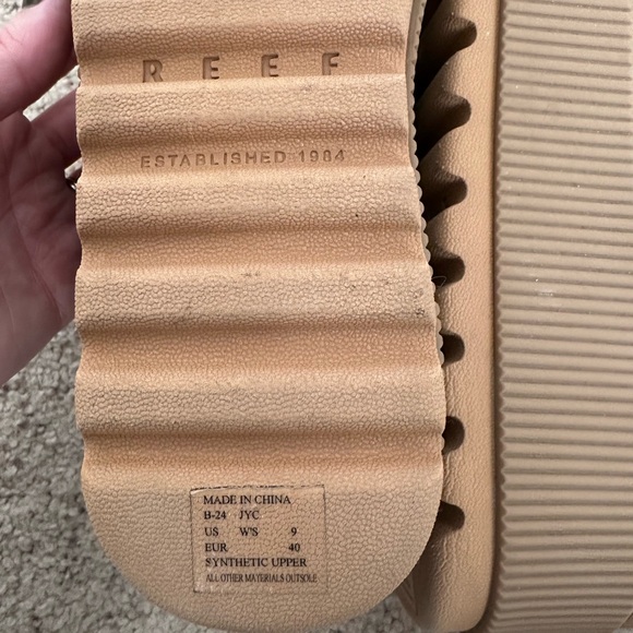 Size 9 Black & Tan Women’s Reef Platform Sandals - Picture 3 of 4